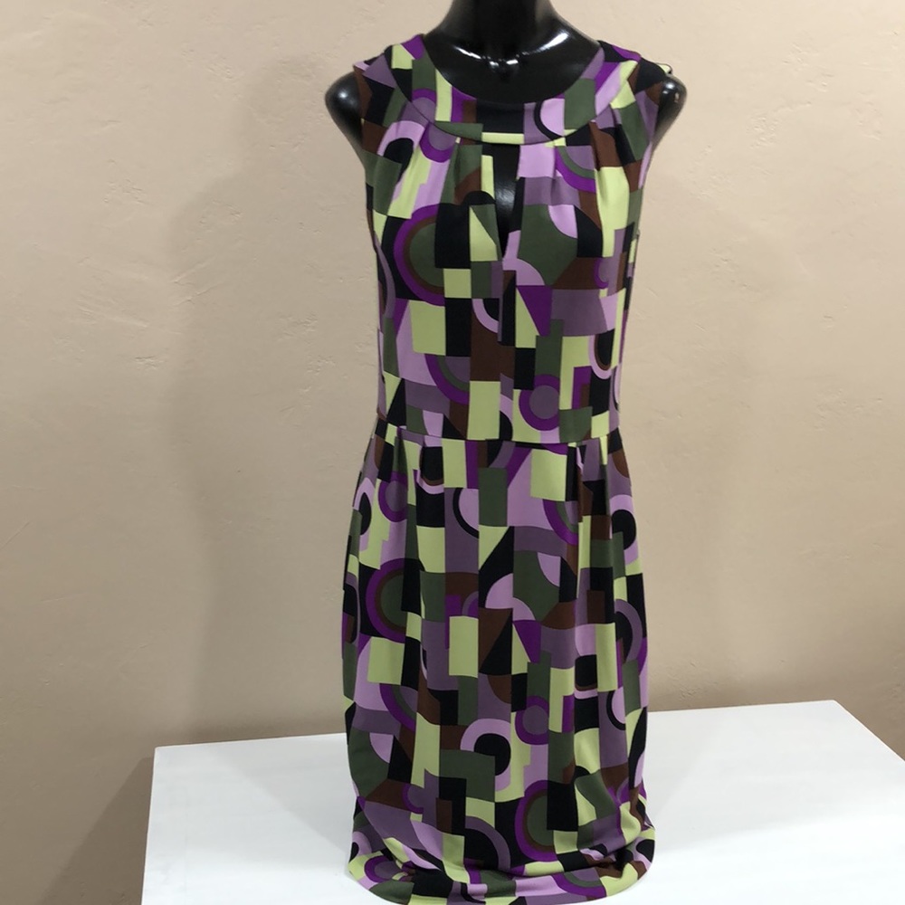 Tahari woman’s sleeveless green and purple patterned dress size 2p